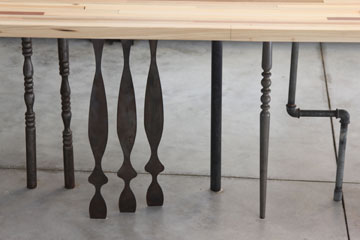 שולחן האוכל מורכב מפלטה של שאריות עץ, על אוסף רגליים לא אחיד (צילום: אורי סיון)