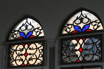 הוקם בשנת 1830. חלון עתיק עם ויטראז' (צילום: חגי אהרון)