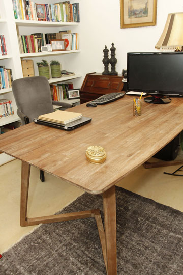 רחב ידיים, מסוגנן ויכול לשמש גם כשולחן אוכל. השולחן החדש (צילום: יוני רייף)