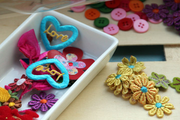 לבבות, פרחים  וכפתורים להדבקה חופשית על האגרטל (צילום: דליה ברונבר)