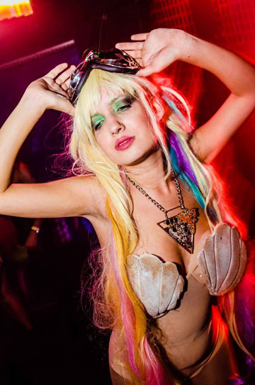 מסיבות בישראל. התלבושות והאיפור האקסטרווגנטי במסיבות של גאגא הם חלק בלתי נפרד מההווי (צילום: Roy Miz)