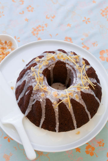 עוגת שוקולד־ג'ינג'ר עם זיגוג לימון  (צילום: יעל אילן סגנון: נעמה רן)