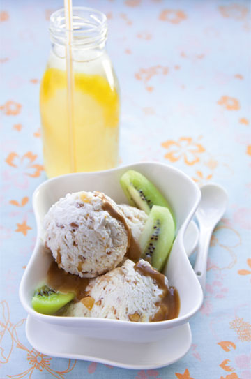 גלידת ג'ינג'ר וקשיו מסוכר עם רוטב טופי  (צילום: יעל אילן סגנון: נעמה רן)