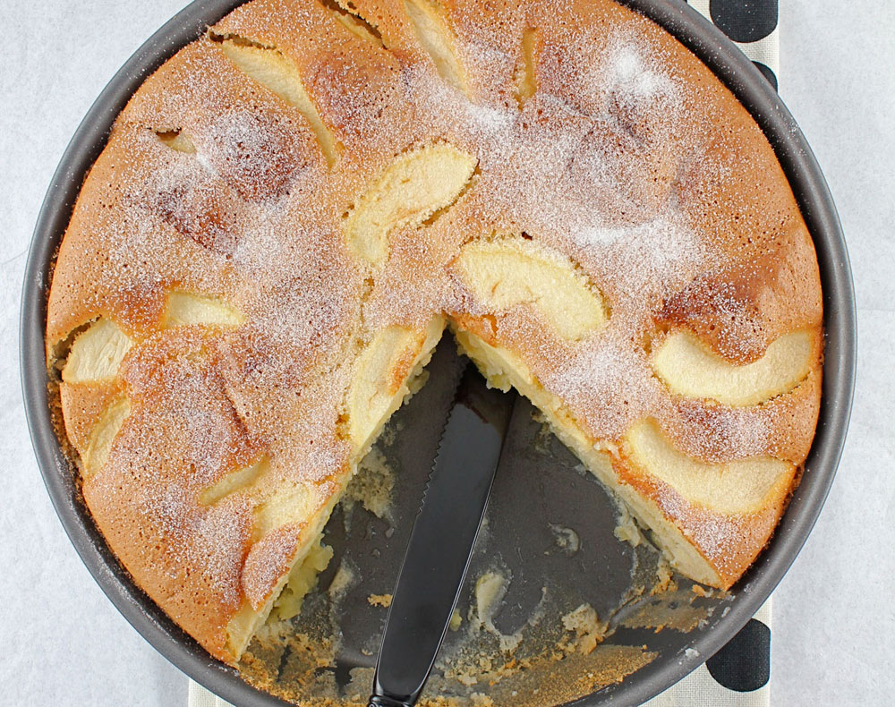 רכה ומבושמת בווניל. עוגת תפוחים צרפתית (צילום: Jamie Schler)