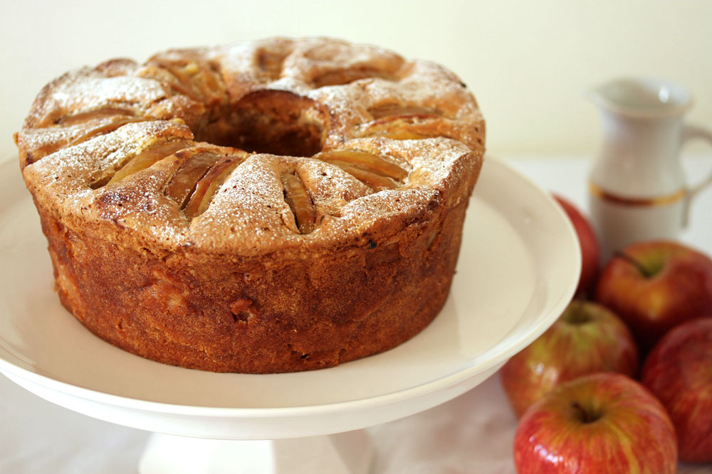 עוגת תפוחים בחושה עם יין (צילום: אסנת לסטר)