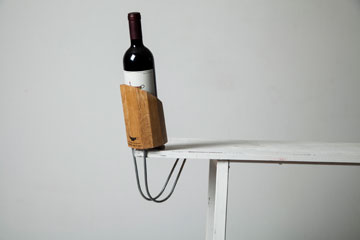 מעמד לתצוגת יין, בעיצוב מיכל אורמן (צילום: אלון ראובני)