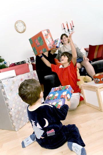 מתנות שילדים לא יכולים לפתוח, וגם מבוגרים לא מצליחים בלי מסור חשמלי (צילום: shutterstock)