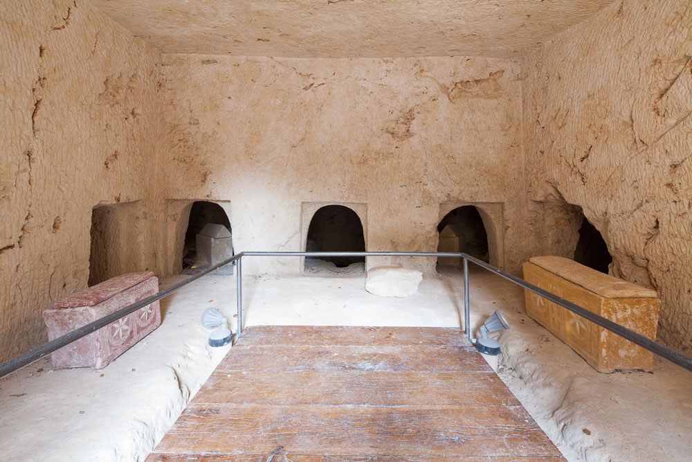 באחד מחדרי המערה התגלה ארון אבן שעליו צוין כי העצמות הנמצאות בו הן של צאצאי "ניקנור מאלכסנדריה אשר עשה את הדלתות": הכוונה היא לדלתות בית המקדש שבנה הורדוס (צילום: טל ניסים)