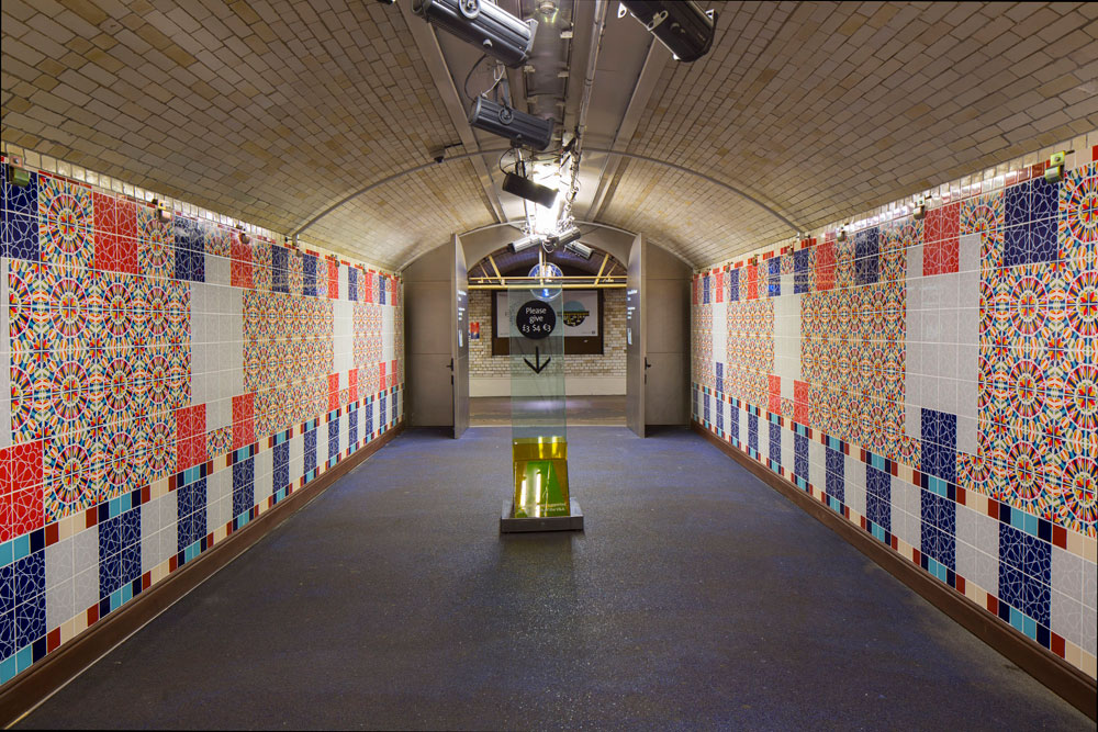 מי שהגיעו למוזיאון ויקטוריה ואלברט באמצעות הרכבת התחתית הופתעו ממיצב אריחים צבעוניים ומרהיבים, שעליהם תבליטים גיאומטריים בהשראת ערבסקות (באדיבות London Design Festival )