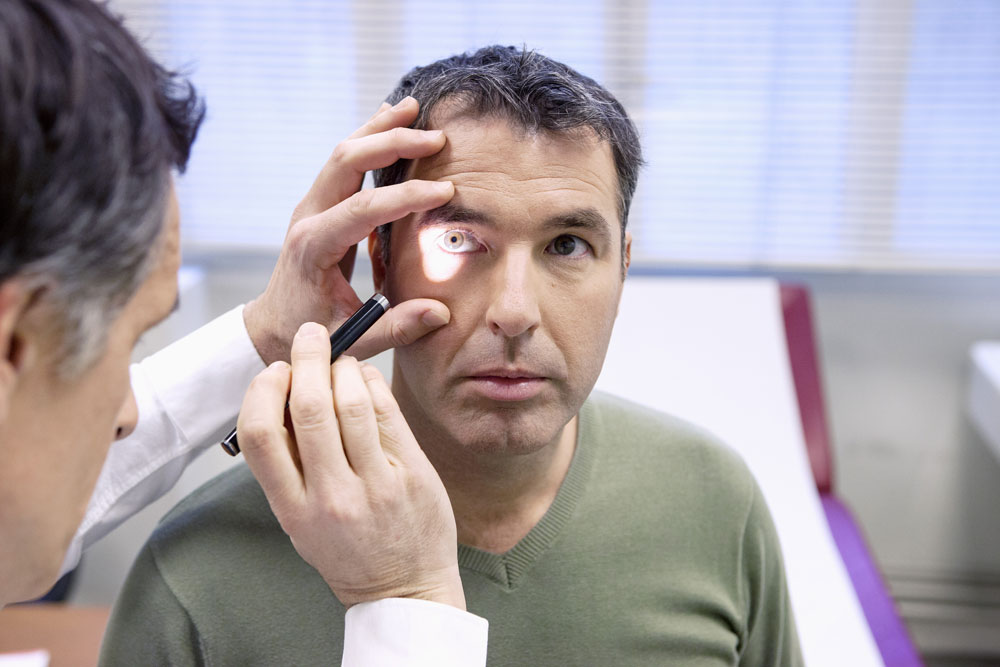 בין גיל 40 ל־45 מומלץ לבדוק לחץ תוך-עיני (צילום: shutterstock)
