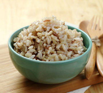 מומלץ לאכול פחמימות בעלות אינדקס גליקמי נמוך, כמו אורז מלא (צילום: shutterstock)