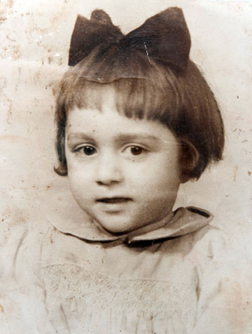 שמעון כרמי בגיל 3, כילד שהולבש כילדה (צילום רפרודוקציה: עדי אדר)