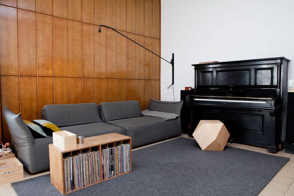 הפינה האהובה על אליס דהן: "הספה שמשקיפה על פינת המשחקים, חדר העבודה והסלון" (צילום: ענבל מרמרי)