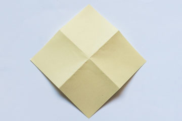 מקפלים דף נייר מרובע לאורכו ולרוחבו ופותחים (צילום: עדי אדר)