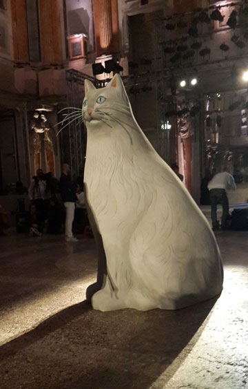 המתח בין עולם הילדות לעולם הפחדים שלנו. בובת חתול גדולת ממדים בתצוגה של ארתור ארבסר (צילום: איתי יעקב)
