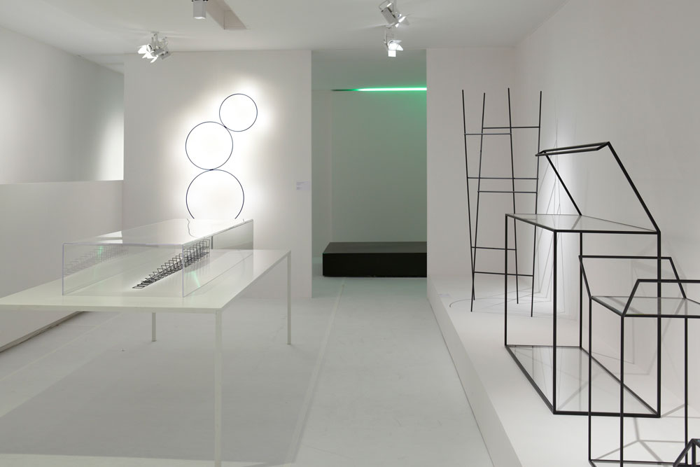 מינימליזם סגנוני בקווים דקים של שחור ולבן בחדר שבו בולטים פריטים של המעצב רון גלעד , שזוכה לתשומת לב רבה בתערוכות עיצוב בעולם (צילום: FilliouxFillioux)