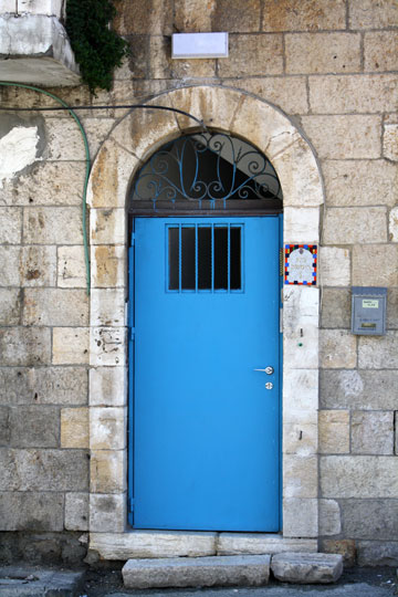 דלת הכניסה המקורית נצבעה טורקיז (צילום: עמית ביטון)