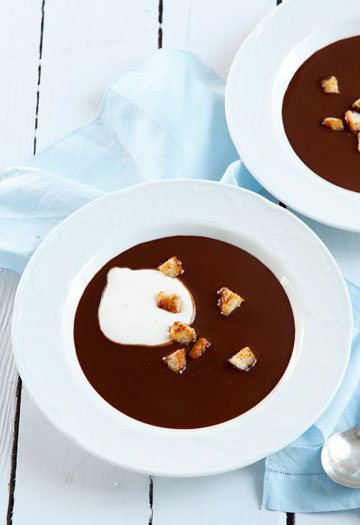 מרק שוקולד חם עם קרם חלב וקרוטונים מסוכרים (צילום: דניה ויינר, סגנון: דיאנה לינדר)