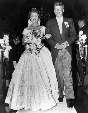 ג'ון וג'קי קנדי בחתונתם, 1953. הפכו לזוג הנוצץ של הבית הלבן (צילום: gettyimages)