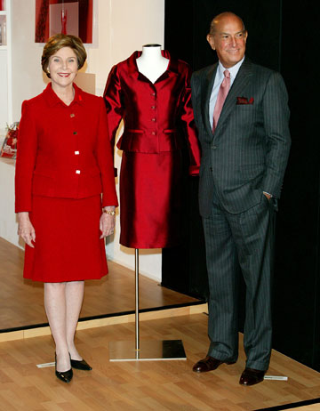 לורה בוש ומעצב האופנה אוסקר דה לה רנטה, 2004  (צילום: gettyimages)