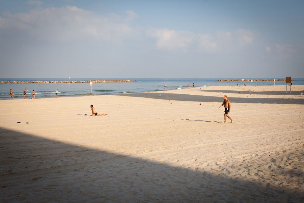 צלו של מלון רויאל ביץ' על החוף, משמאל. האם סיסמת התיירות העירונית תהיה Follow the Shadow? (צילום: דור נבו)