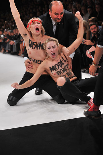 "אופנה פאשיסטית". מפגינות בתצוגה של נינה ריצ'י (צילום: gettyimages)