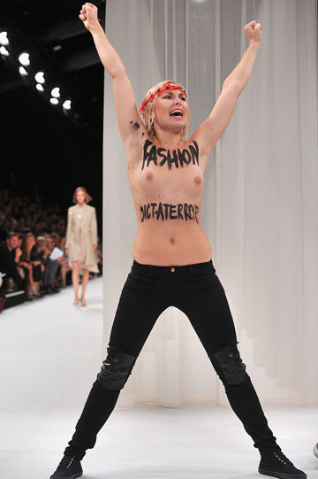 פרסום ברחבי העולם. מפגינה מקבוצת הפמיניסטיות האוקראינית-צרפתית Femen (צילום: gettyimages)