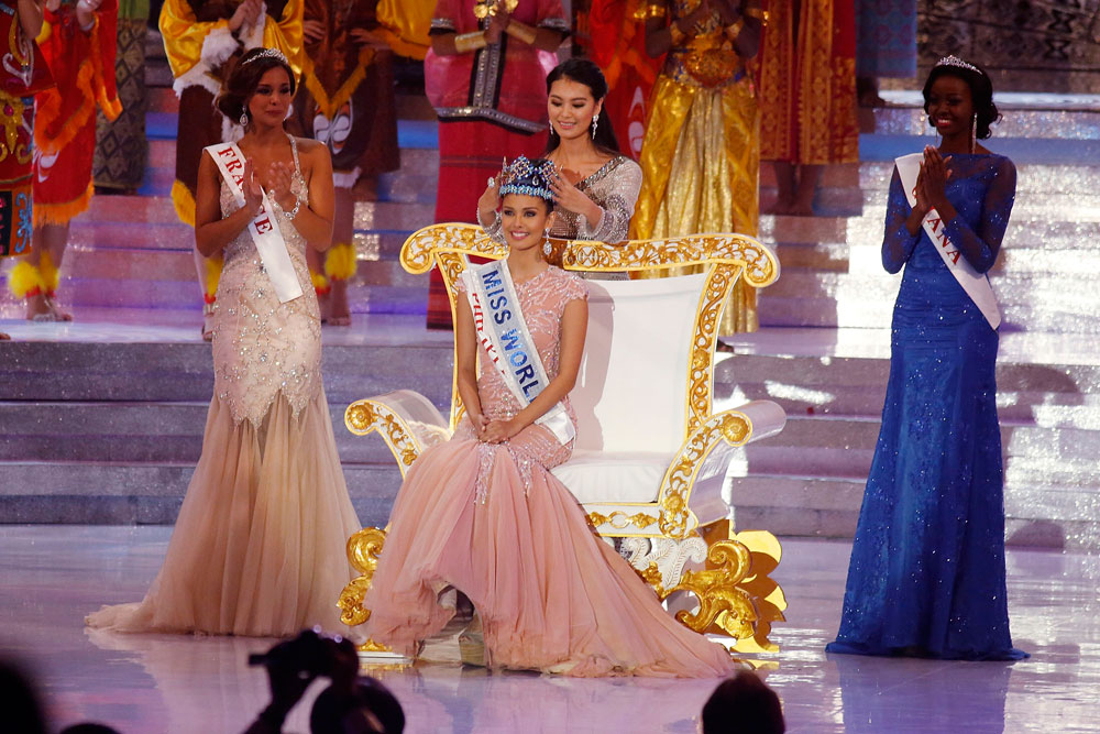 מיס עולם מייגן יאנג (יושבת במרכז) עם הסגניות מגאנה ומצרפת. מאחוריה: מיס עולם היוצאת, ונקסיה יו הסינית (צילום: gettyimages)