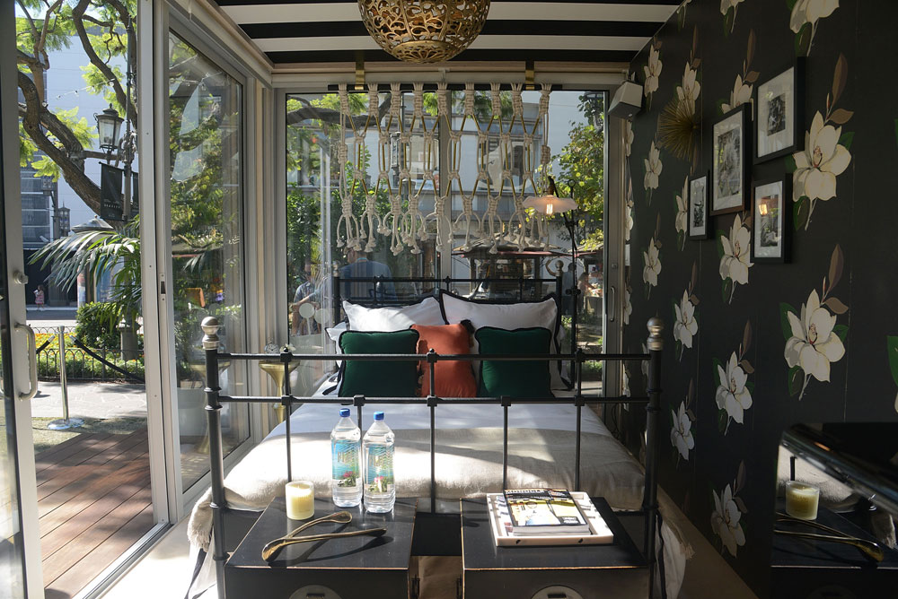 הדוגמנית-שחקנית מולי סימס עיצבה חדר פרחוני ורומנטי, שמוקם במתחם המלון היוקרתי ''הגרוב'' (צילום: gettyimages)