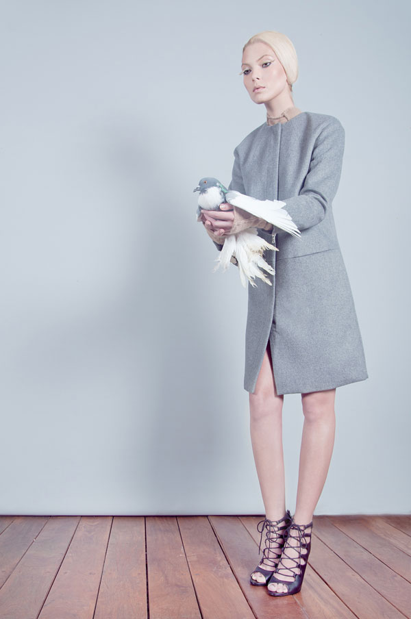 סריג, H&M; מעיל, מנגו; נעליים, זארה  (צילום: לי אגמון)
