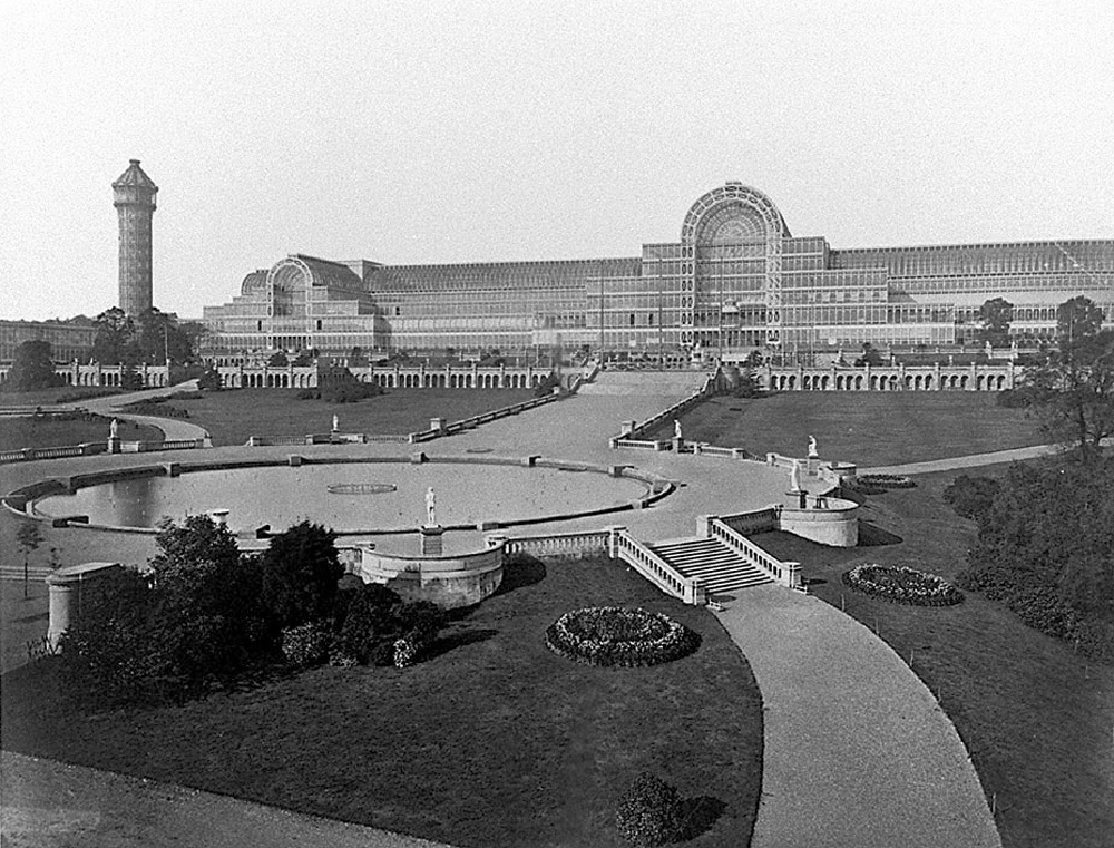 קריסטל פאלאס היה בניין הזכוכית הגדול בעולם, והוא עוצב כך שניתן יהיה לפרקו ולהרכיבו מחדש במקום אחר - וכך אמנם היה: הוא עבר מהייד פארק למיקומו הנוכחי (צילום: Philip Henry Delamotte, cc)