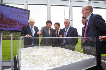ראש עיריית לונדון והיזם הסיני מציגים את הפרויקט בשבוע שעבר (צילום: ZhongRong Group)