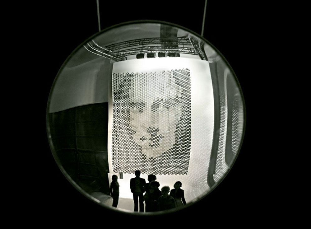  הווילון של פול קוקסאדג' עשוי 1,440 קריסטלים. רק כשמסתכלים במראה הממוקמת מולו נגלית דמותה המנצנצת של המונה ליזה (באדיבות: Swarovski Crystal Palace / Swarovski Lighting Business)