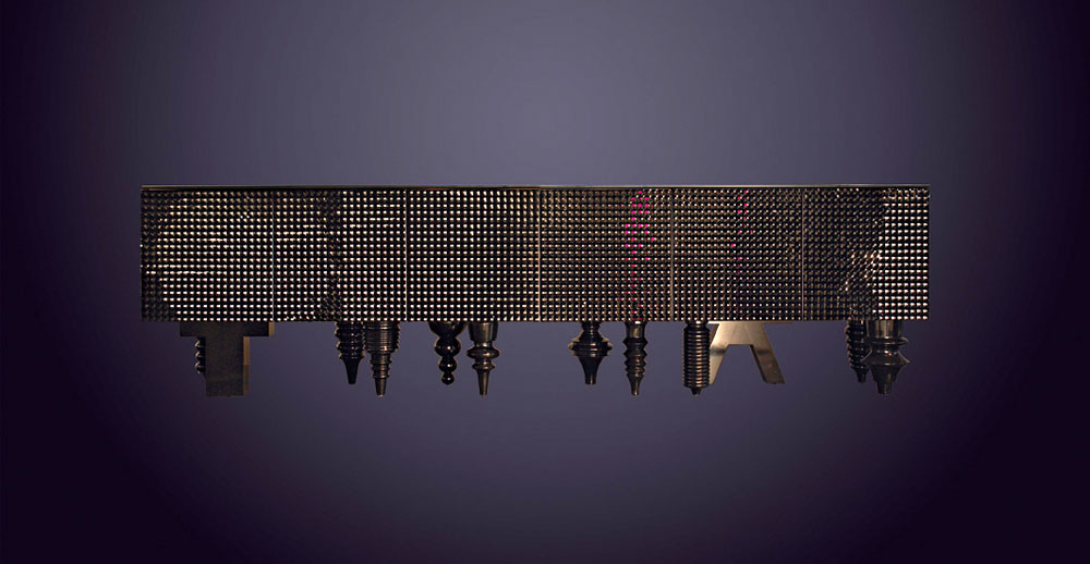 הארונית המפורסמת של חיימה חיון, ה-multileg cabinet, בתוספת 5,600 קריסטלים (באדיבות: Swarovski Crystal Palace / Swarovski Lighting Business)