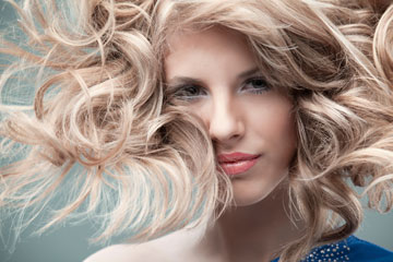 תני לשיער להתייבש באופן טבעי, ללא מייבש (צילום: thinkstock)