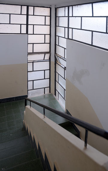 חדר מדרגות ברח' אחד העם 11, בניין בתכנון אדריכל בנימין אוראל. מתוך התערוכה (באדיבות מוזיאון חיפה, צילום: מארק יאשאייב)