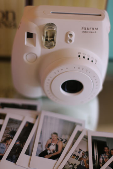 Fujifilm Instax Mini 8. המצלמה הנכונה של הרגע (צילום: יעל רגב)