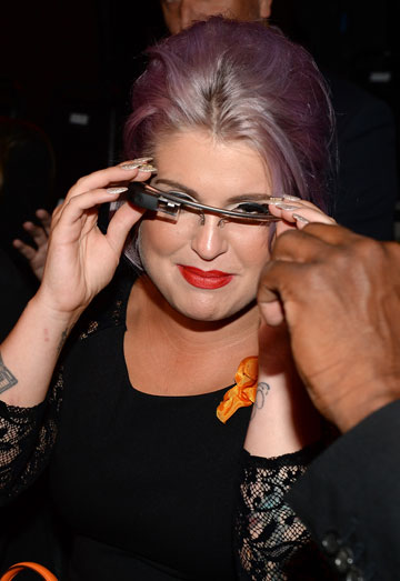 קלי אוסבורן מפלרטטת עם המשקפיים של גוגל (צילום: gettyimages)