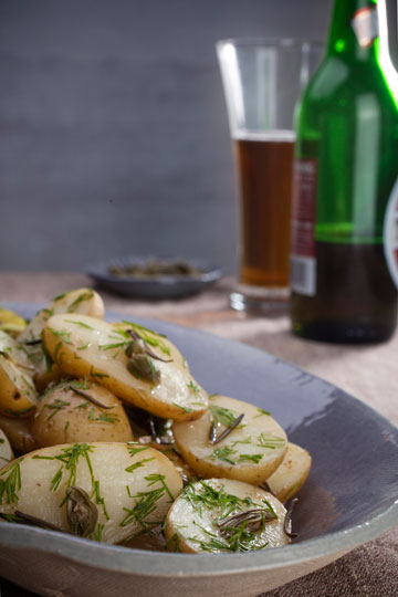 תפוחי אדמה בתנור עם בירה ורוזמרין (צילום: רן גולני, סגנון: נעמה רן)