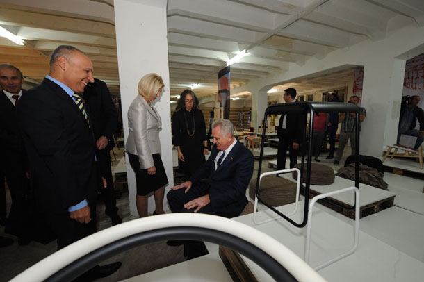 נשיא סרביה מתיישב. השגריר לוי, אשת הנשיא וגלית גאון מתרשמים (צילום: IgorMarinkovic)
