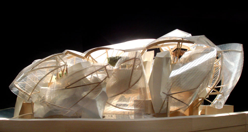 דגם הבניין. המוזיאון מכיל חנות ספרים, ספרייה ואודיטוריום, ובתכנון הגג נוצלה שיטה שמאפשרת התקנת זכוכית עקמומית שמונחת על קונסטרוקציית פלדה ועץ (צילום: Gehry Partners LLP)