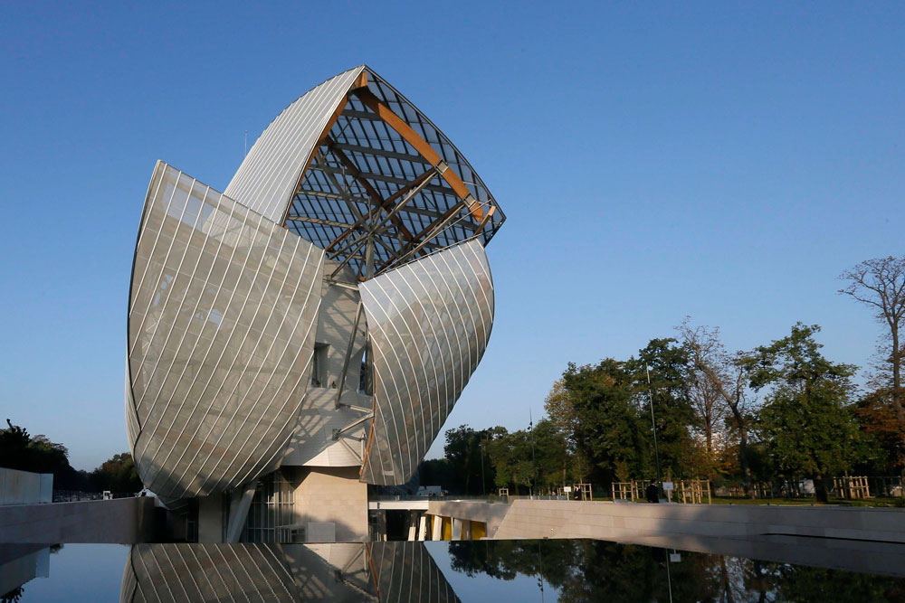 מוזיאון לואי ויטון ביער בולון, פריז.  במבנה 15 אלף טון פלדה, פי שניים יותר מאשר במגדל אייפל. 3,600 פאנלים מרכיבים 12 מפרשי זכוכית, ששטח הפנים המצטבר שלהם הוא 13,500 מ"ר (צילום: רויטרס)