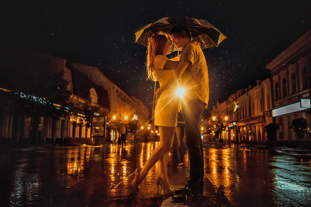 מי הפך את הנשיקה הרומנטית בגשם לדבר הכי רומנטי בעולם? בתמונה: נשיקה רומנטית בגשם (צילום: shutterstock)