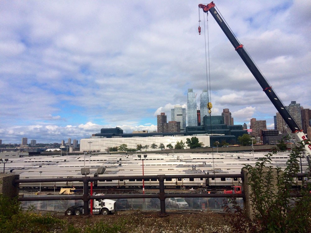 עבודות הבנייה ברובע האדסון יארד - פרויקט שהחלק השלישי של ההיי-ליין נכלל בתוכו ונחשב לאחד ממיזמי הבנייה היקרים והגדולים ביותר בהיסטוריה של ניו יורק (צילום: ניסן אלמוג)