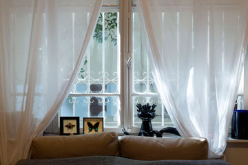 עבודות זכוכית מורנו שעיצב איזיקה גאון, על אדן החלון בחדר השינה של בנו (צילום: גדעון לוין )