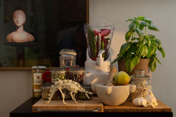 פינה במטבח, עם צילום צילום של פסל ראש, שצילם גל גאון במוזיאון קסטלווקיו בוורונה (צילום: גדעון לוין )