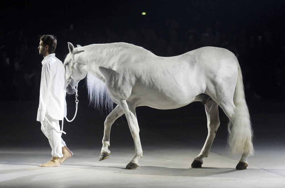 סמל לזיכרונות מהילדות ומדרום צרפת. סוס לבן על המסלול בתצוגה של ז'קמוס  (צילום: rex/asap creative)