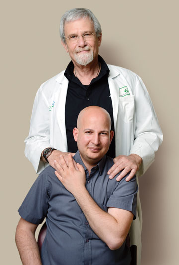 ד"ר אבי כהן והמטופל גיא שילון (צילום: יונתן בלום)