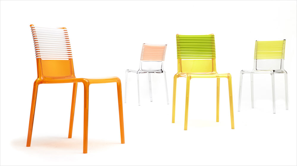 כיסאות בעיצוב פיליפ סטארק. אפשר לבחור לא רק את הצבע אלא גם את צורת המסעד, את הטקסטורה של הפלסטיק את צבע הגומיות שעוטפות אותם. מחיר כיסא: מ-1,390 שקל (באדיבות IDdesign)