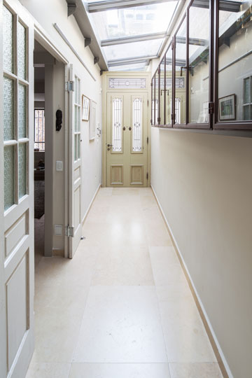 מבט אל דלת הכניסה והמסדרון מכיוון המטבח. משמאל: חדר האורחים (צילום: טל ניסים)